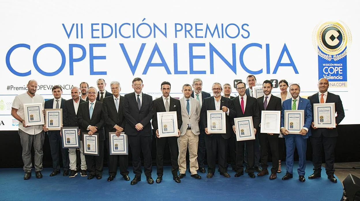 Foto de familia de los premiados con las autoridades y los responsables de Cope Valencia