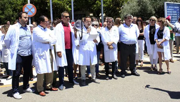 Concentración, este viernes, en el exterior del hospital Virgen de la Salud de Toledo para condenar la agresión