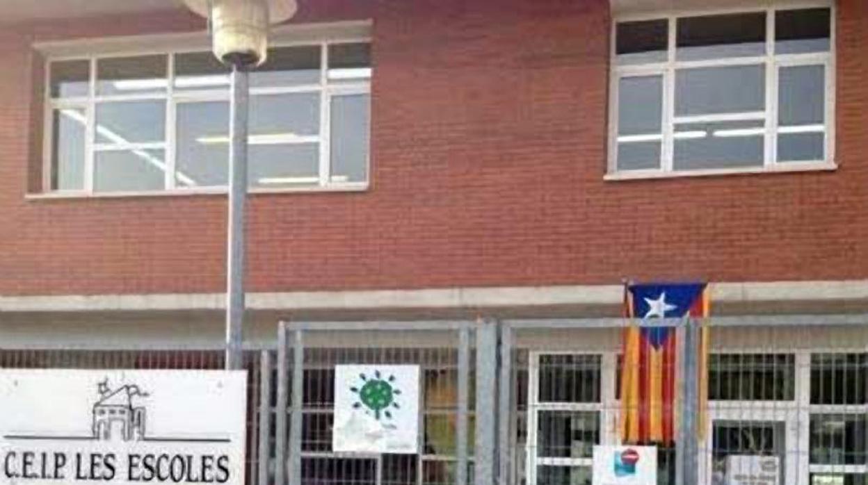 Imagen de una escuela catalana con la estelada colgada en el acceso a las instalaciones