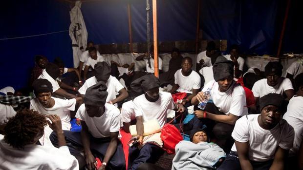 El Aquarius ya navega por aguas españolas