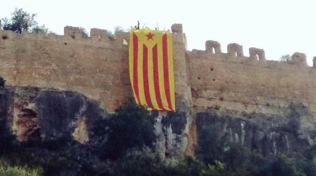 Imagen de una acción reivindicada por Arran el pasado mes de abril en el castillo de Corbera