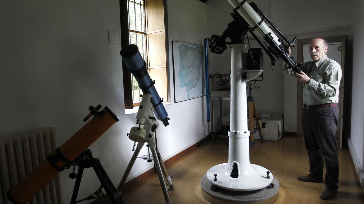 El actual director del Observatorio Astronómico, José Ángel Docobo, con uno de sus telescopios