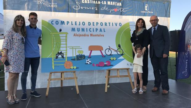 Alejandro Montalvo, a la izquierda, durante el acto