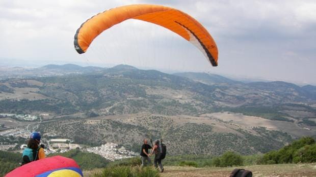 Practicantes de parapente en una zona de sierra en Castilla-La Mancha