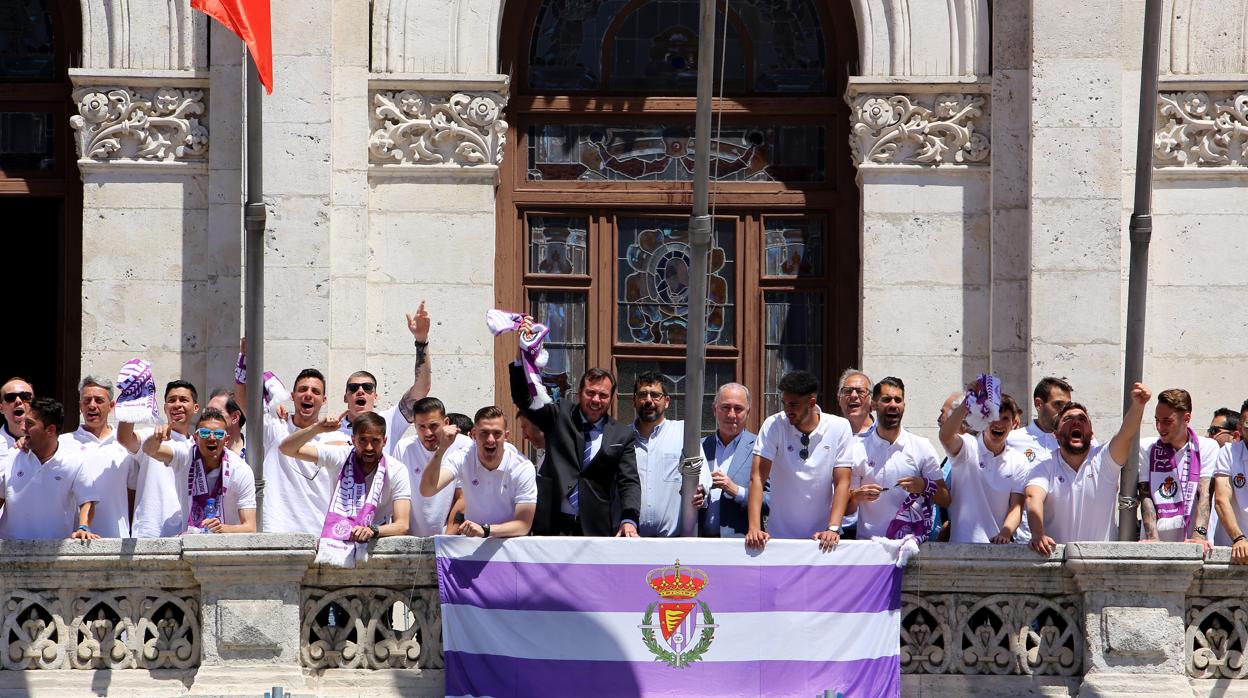 Recepción en el Ayuntamiento al Real Valladolid tras certificar su ascenso a Primera