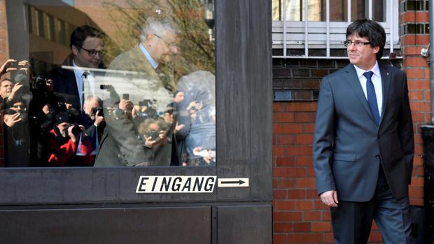 Carles Puigdemont y los diputados presos de Junts per Catalunya piden cobrar dietas del Parlament