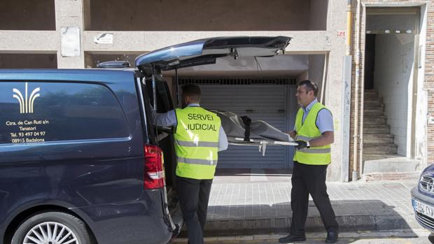 Un hombre mata a su pareja en Badalona y se entrega a la Policía