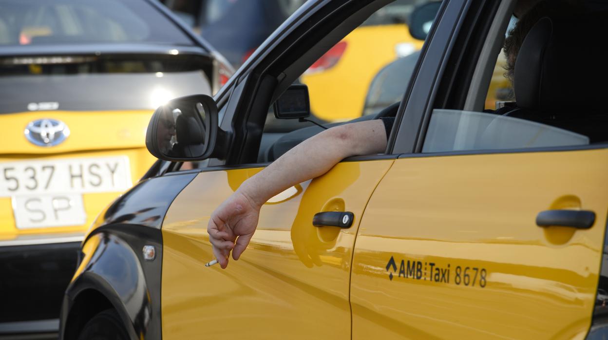 Un taxista espera un servicio en la Estación de Sants