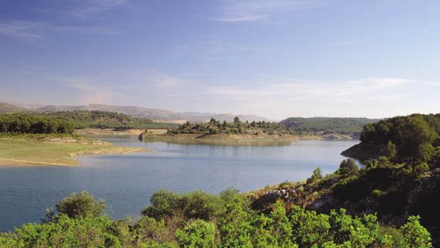 Un niño ingresa en la UCI tras ser rescatado en el embalse de Sitjar