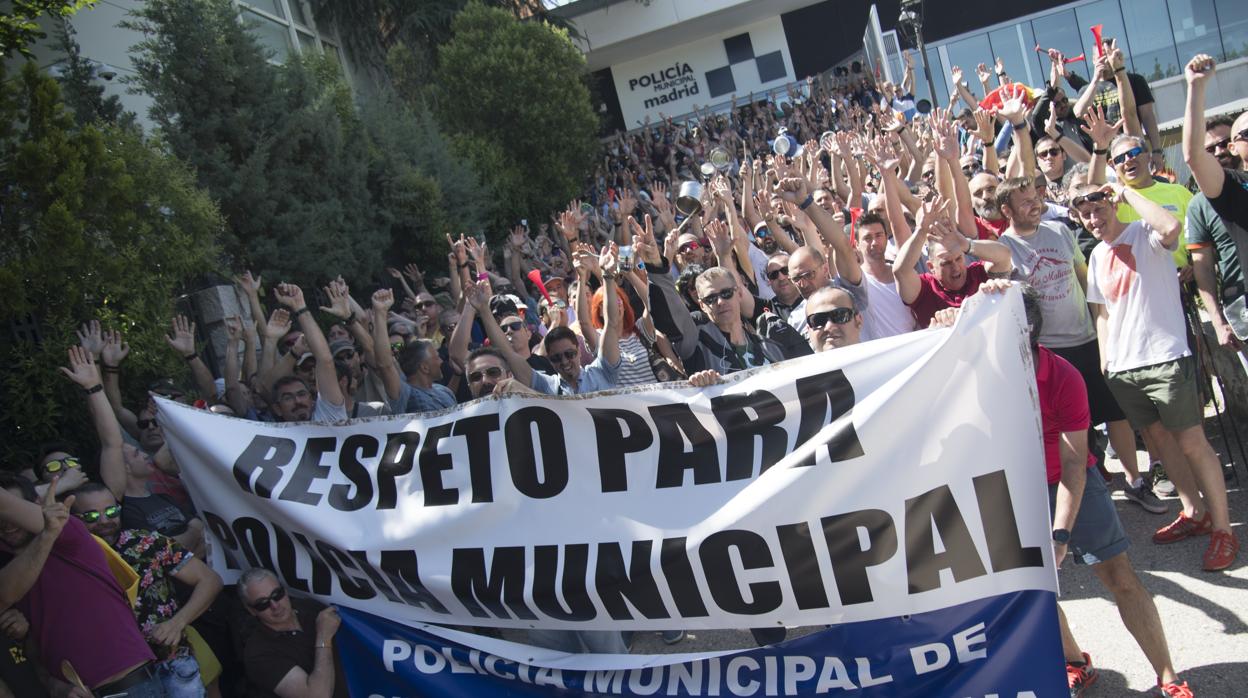 Protesta policial ante la sede de la Jefatura de la Policía Municipal, en la casa de Campo