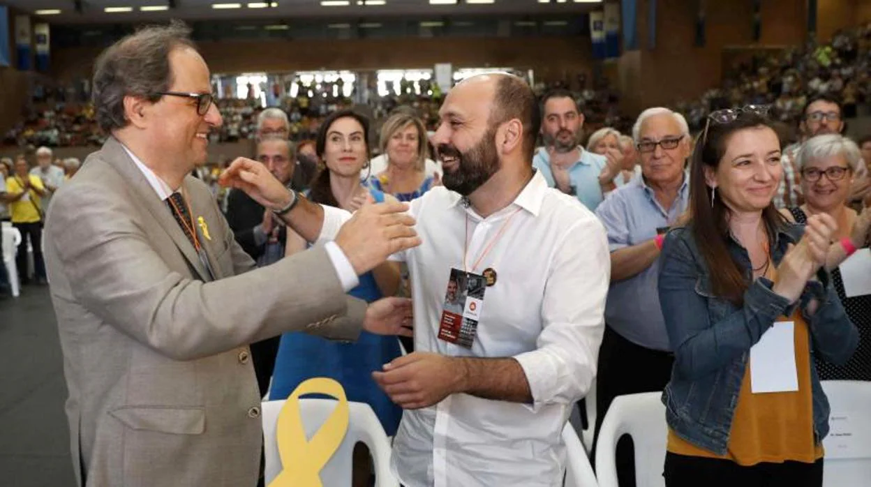 El presidente de la Generalitat, Quim Torra (i) felicita al Vicepresidente de Òmnium Cultural, Marcel Mauri