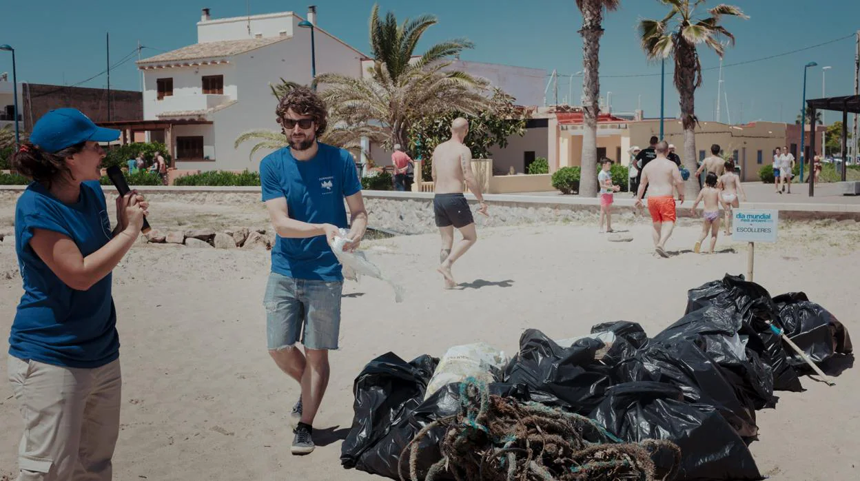 Recogida de basura de la Noche de San Juan en una de las playas de Valencia