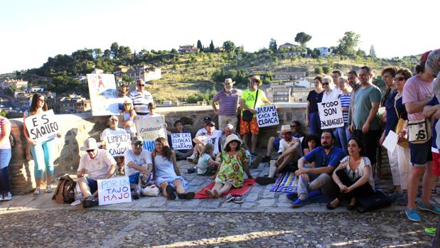Toledo protesta por 46 años de un Tajo muerto