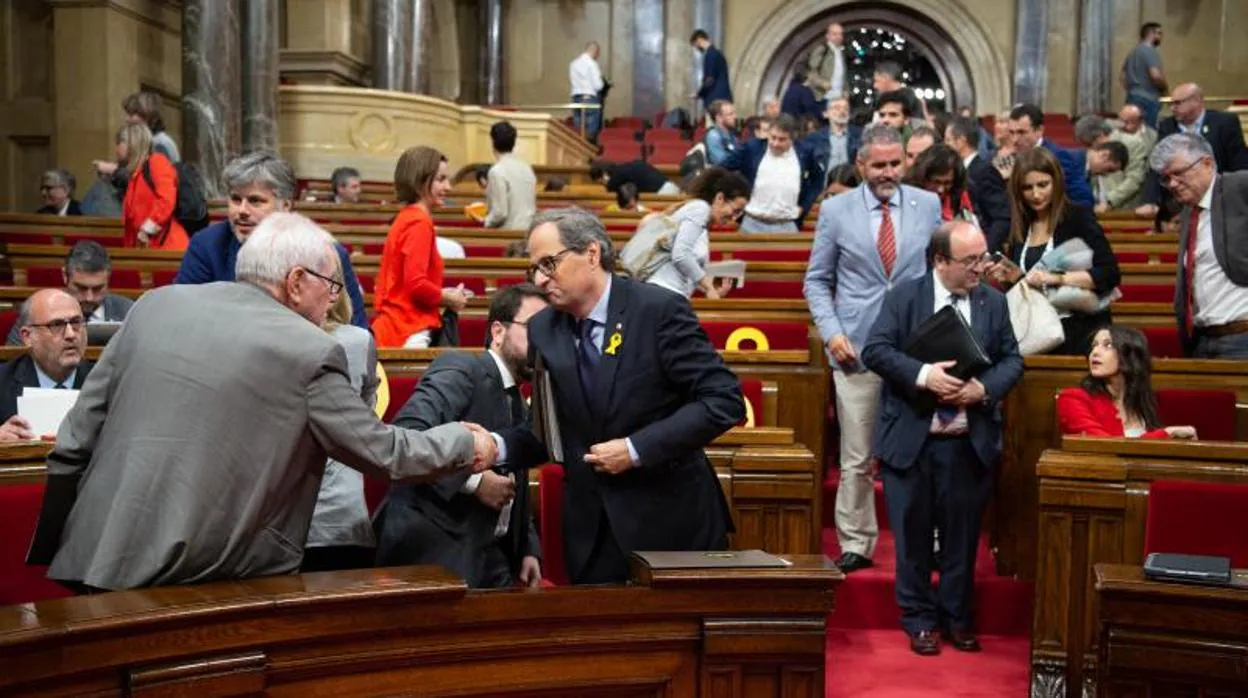 Maragall saluda al presidente de la Generalitat, Quim Torra, en la sesión del pasado 6 de junio