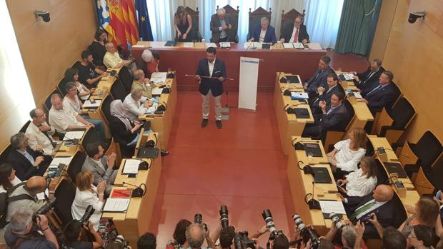 El PSC logra la alcaldía de Badalona gracias a los votos del PP en una moción de censura agónica