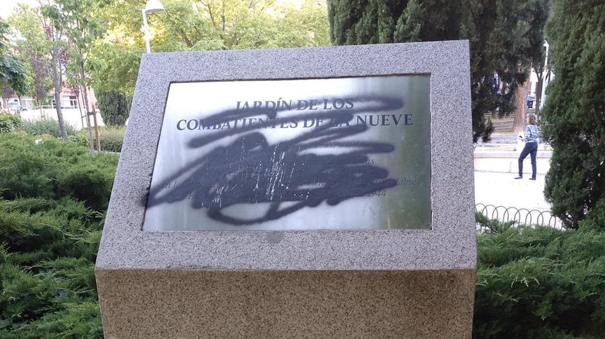 Placa vandalizada en el Jardín de los Combatientes de La Nueve