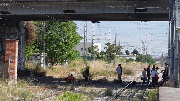 Indignación en Cercanías: pasajeros esperan al tren en plena vía por el intenso calor y la falta de sombra