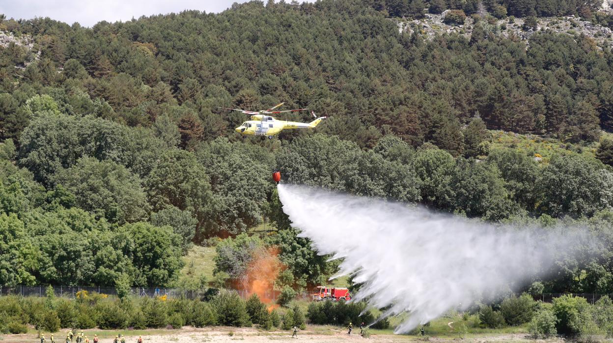 Un helicóptero del servicio de extinción de incendios de la Comunidad de Madrid