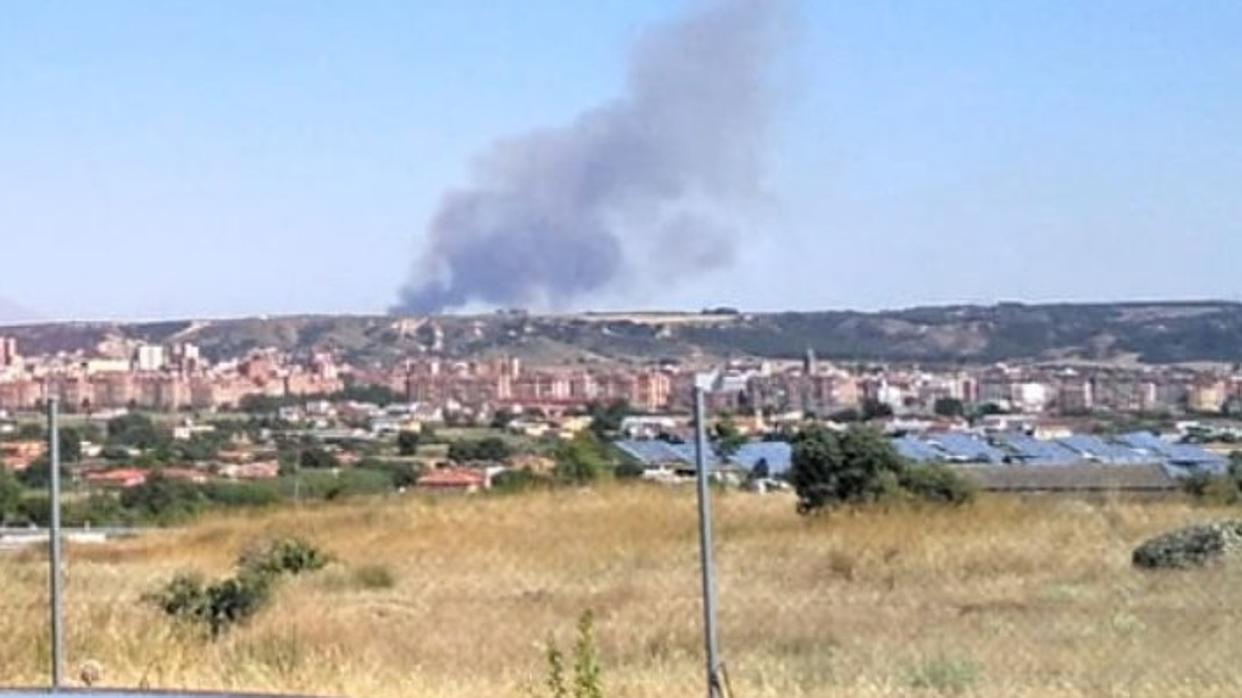 Columna de humo del incendio desde Talavera de la Reina