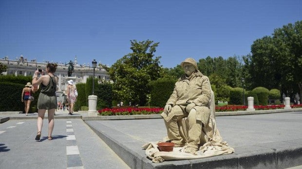 Las estatuas humanas de Sol se mudan a la plaza de Oriente por la presión policial