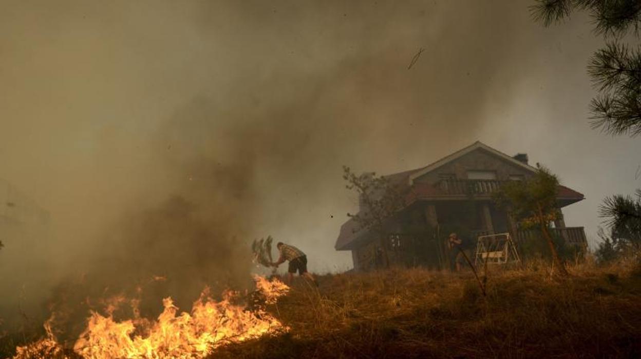 El fuego de un incendio sobrepasa el cierre de una vivienda en Sabadelle (Orense)