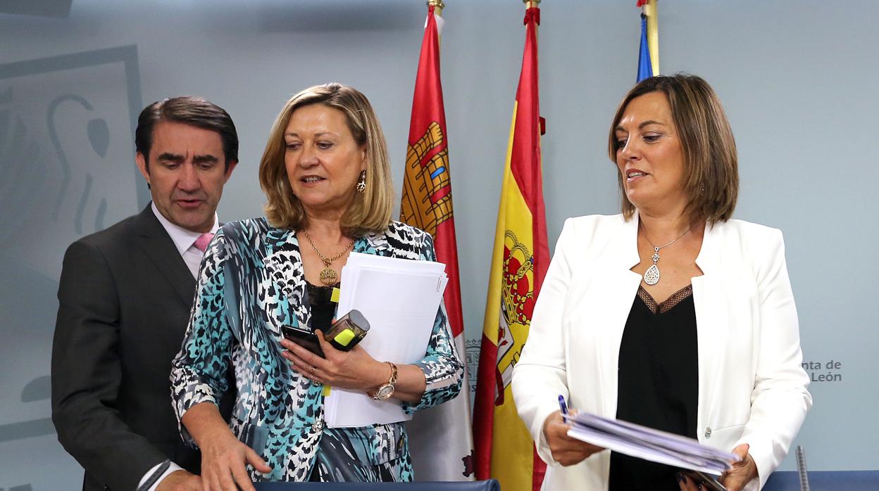 Pilar del Olmo, entre Suárez-Quiñones y Milagros Marcos, antes de comenzar la rueda de prensa de este pasado jueves