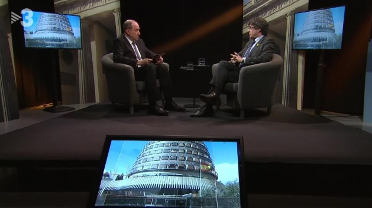 Vicent Sanchis y Carles Puigdemont, durante la entrevista para TV3
