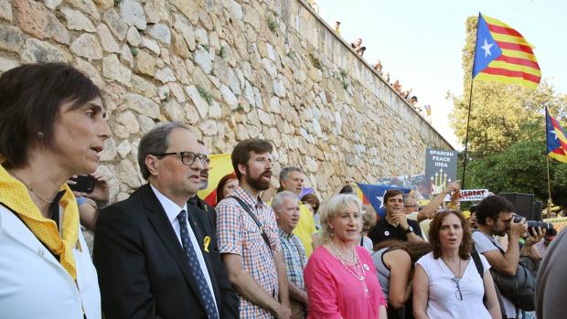 Quim Torra participa en una protesta contra Felipe VI antes de compartir palco con el monarca