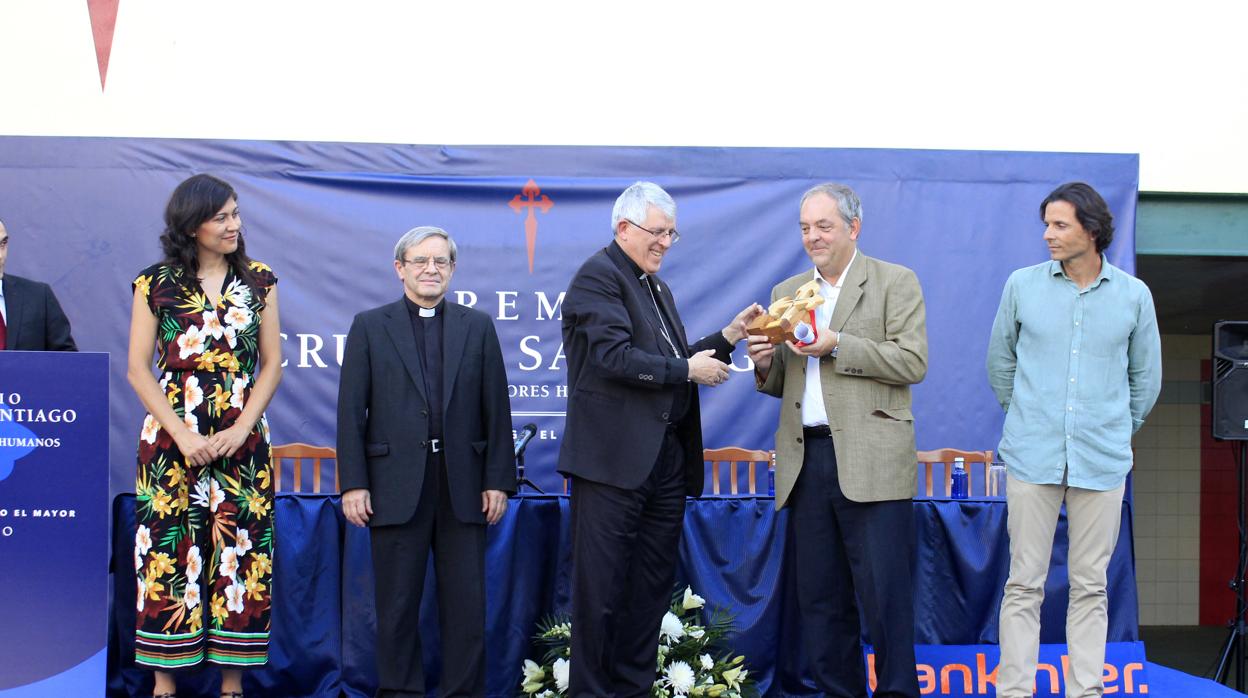 El arzobispo, entregó el galardón al director de la Fundación Ayuda a la Iglesia Necesitada