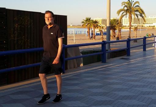 El expresidente del Gobierno Mariano Rajoy, durante un paseo esta mañana por el paseo marítimo de Alicante