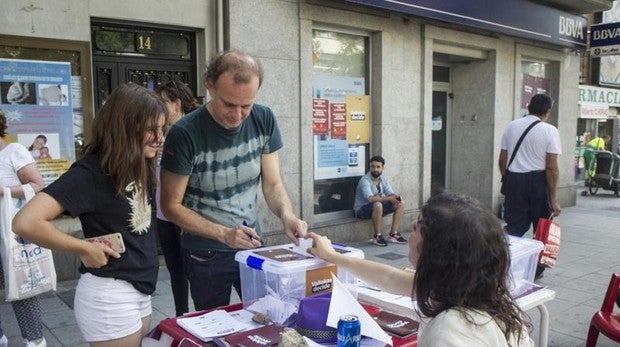 Sabanés, edil de Carmena, vota en el referéndum de Vallecas contra la Monarquía