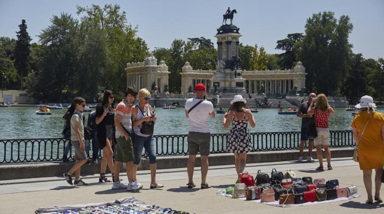 El paseo del estanque, ayer, repleta de puestos donde los manteros venden bolsos, gafas de sol y otras prendas