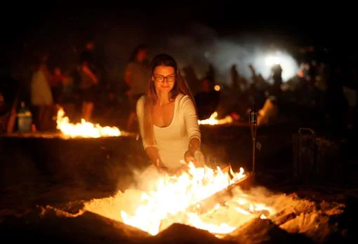 Masiva y tranquila: más de 25.000 personas celebran la Noche de San Juan en Alicante