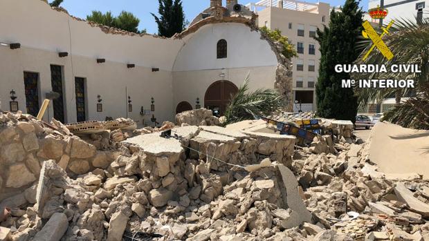 El derrumbe del techo y muros de una iglesia que pudo acabar en tragedia