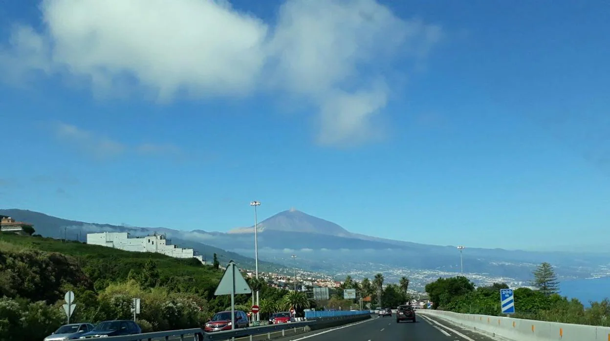 Autovía a Tenerife rumbo al Teide