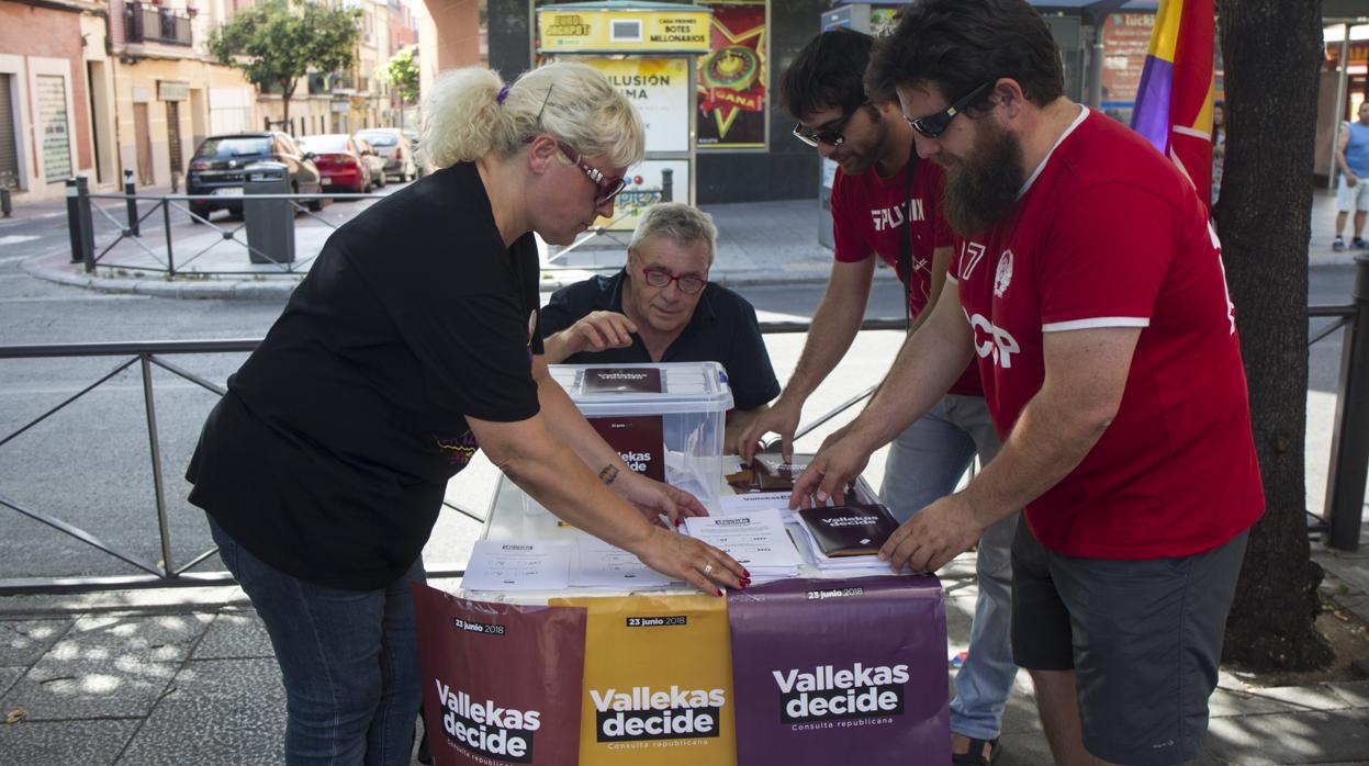 Una de las mesas de la consulta en Vallecas