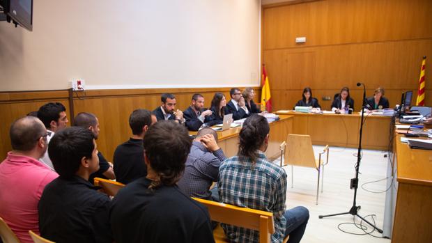 Los 9 jóvenes acusados de apredrear el coche de Montoro alegan que «el vehículo se les abalanzó»