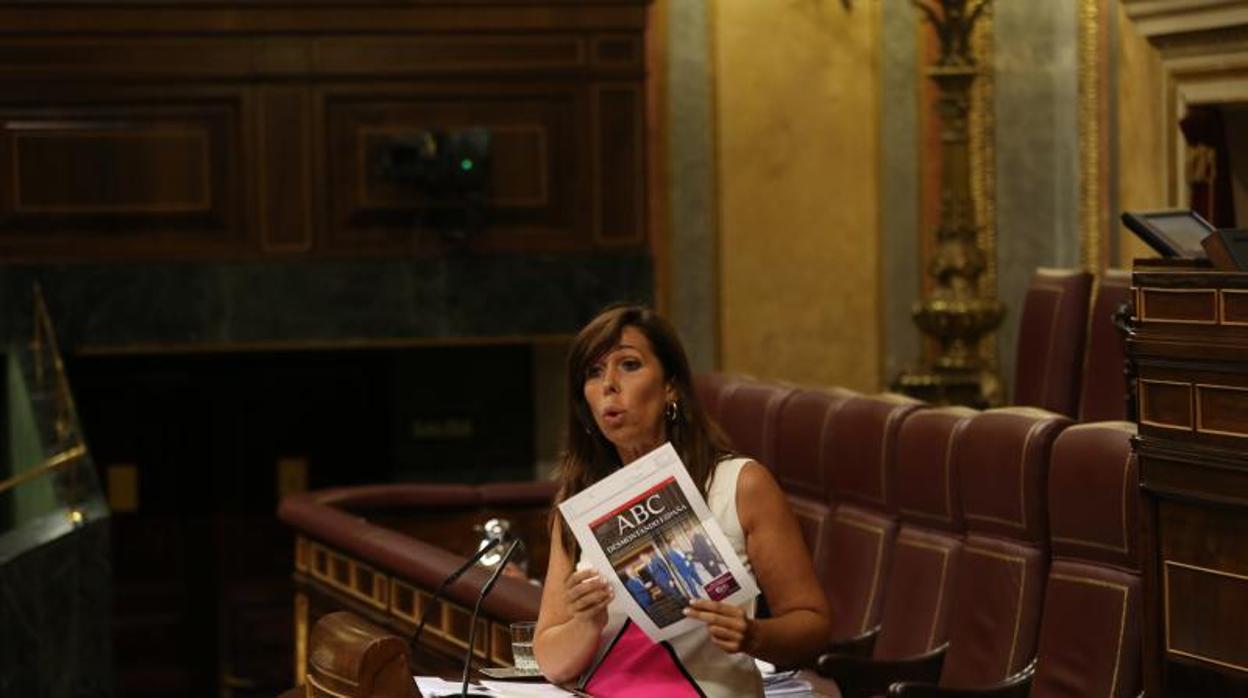 Sánchez Camacho enseña la portada de hoy de ABC desde la tribuna del Congreso