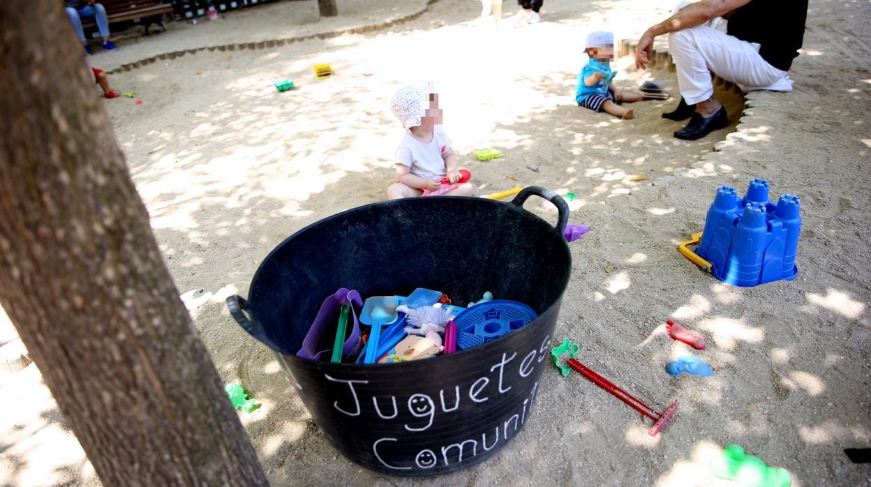 Parque de Clara del Rey, en el que se aprecia el cubo con los juguetes solidarios