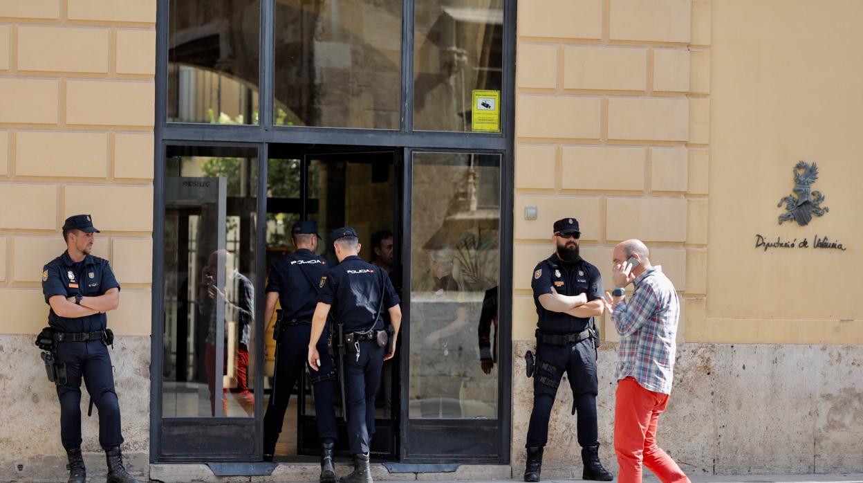 Imagen del dispositivo policial en la Diputación de Valencia