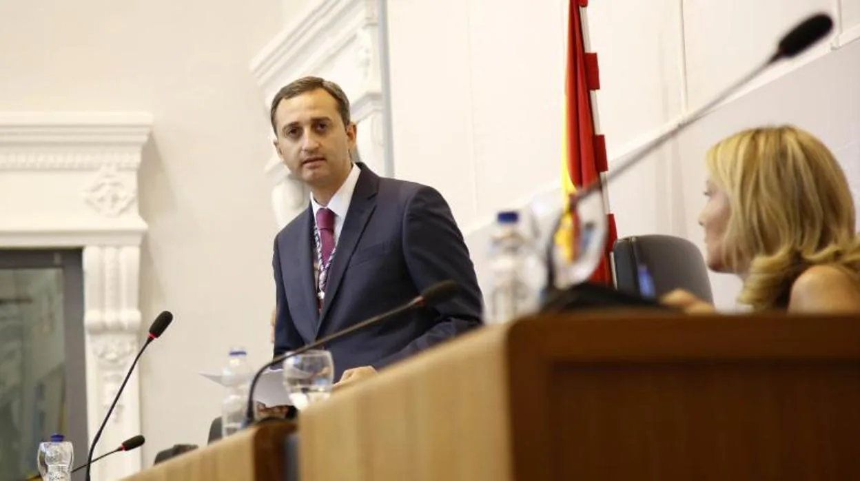 César Sánchez en el salón de Plenos de la Diputación de Alicante, que él preside