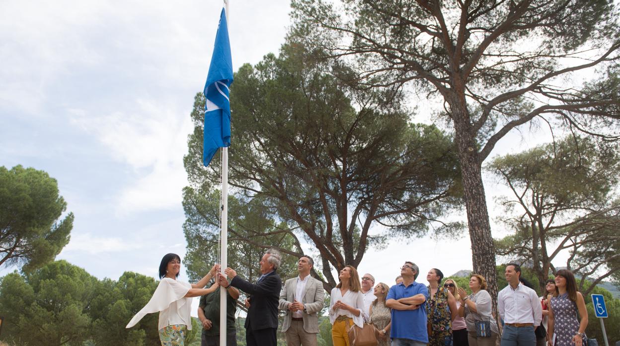 La bandera Azul, en el momento de ser izada en la Playa de la Virgen de la Nueva