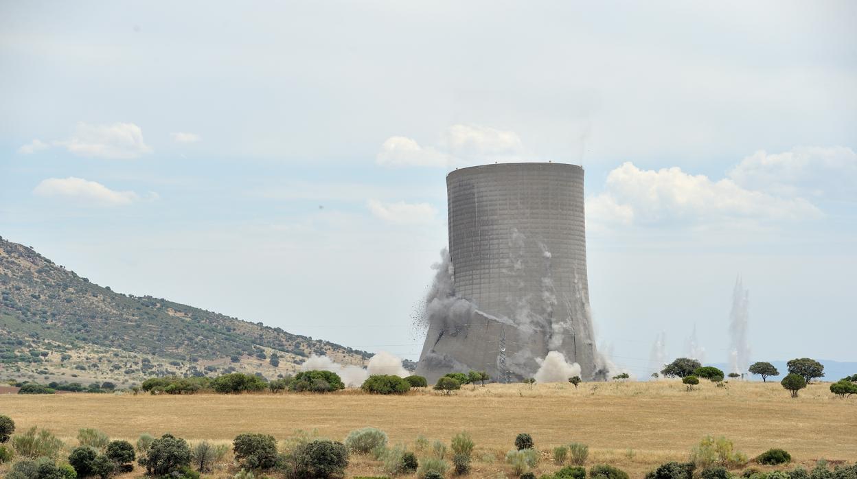 Momento de la demolición de la torre de Elcogas en Puertollano