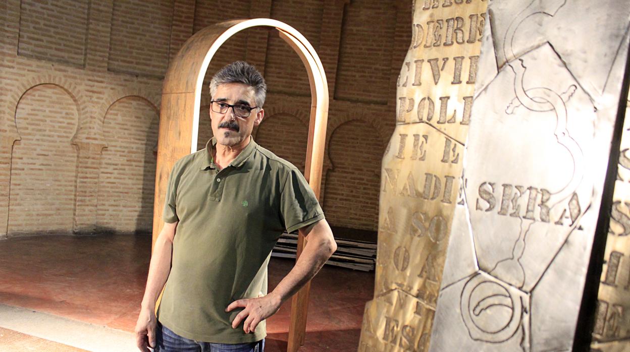Ángel Maroto, este jueves, durante el montaje de su exposición