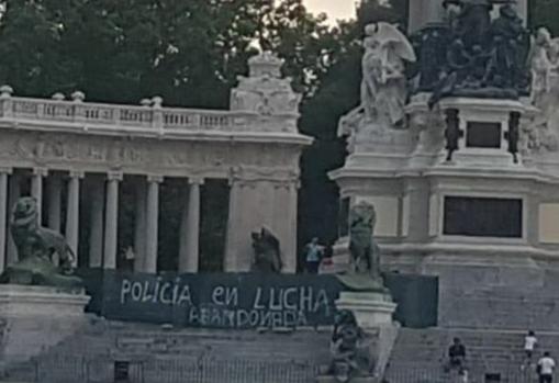 Protesta en bañador y chanclas de los policías municipales y sus familias