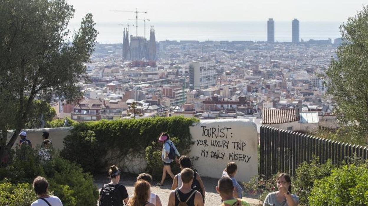 Detalle de una pintada contra el turismo, el verano pasado