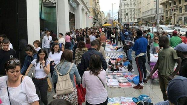 CEIM se pregunta si Gran Vía se amplía para dar más espacio a los manteros