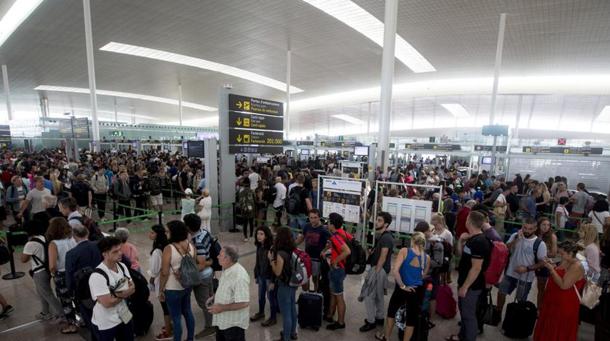 El Aeropuerto de Barcelona en un día de mucho tráfico aéreo