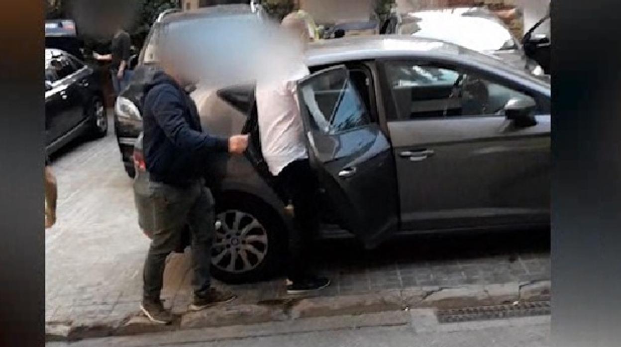 El presunto autor intelectual, con una camisa blanca, sube a un vehículo camuflado de la Guardia Civil tras ser detenido en Badalona