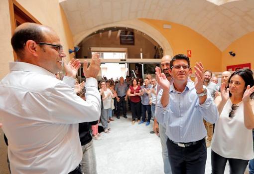 Jorge Rodríguez, recibido entre aplausos por concejales, funcionarios y vecinos del Ontinyent, donde es alcalde, tras su detención